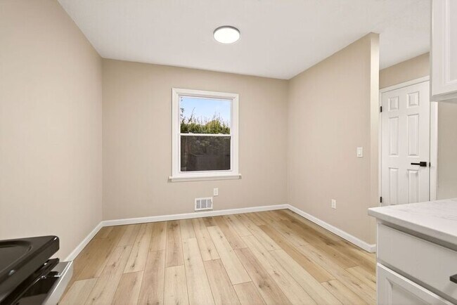 Building Photo - 14 Elm St