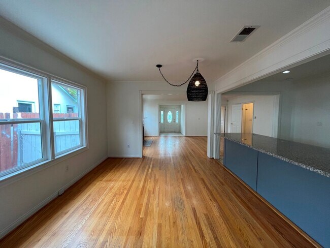 Building Photo - MOVE-IN READY! House w/full guest unit; near Ventura Blvd!