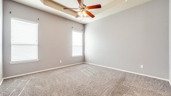 Building Photo - 2025 Lake Vista Dr