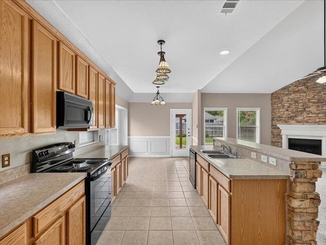 Building Photo - 5912 Meadowglen Dr