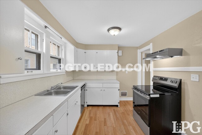 Building Photo - 4136 N Lockwood Ave