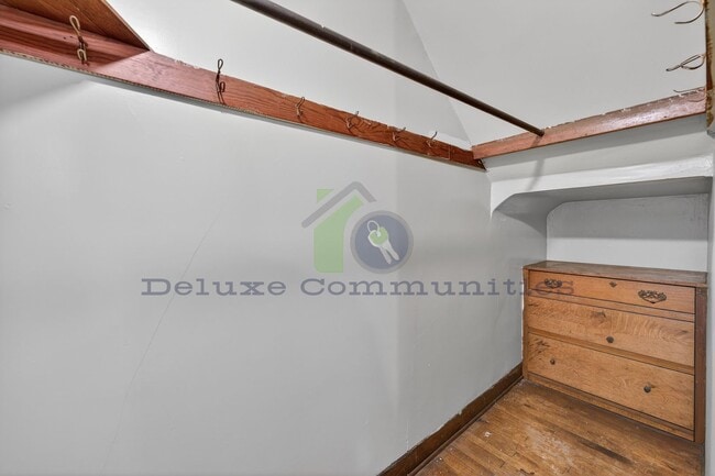 Building Photo - Beautiful Two Bedroom Lower Unit! Available NOW!!