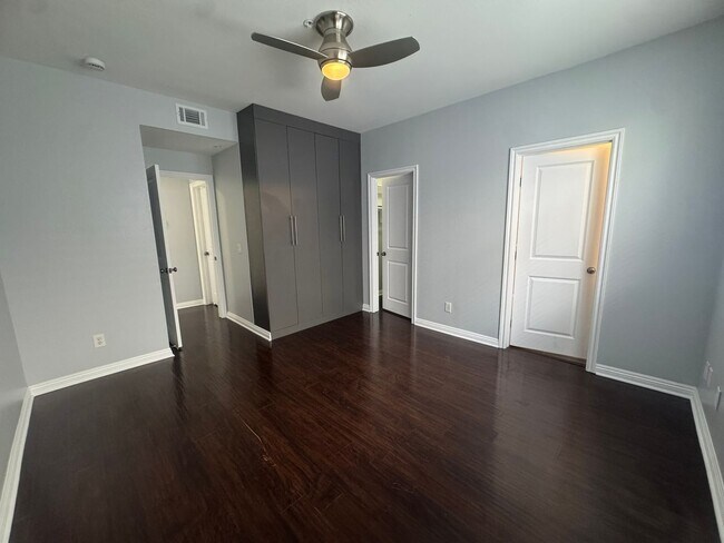 Building Photo - Renovated 1BR in Long Beach – New Appliances, Big Balcony, Steps from Downtown