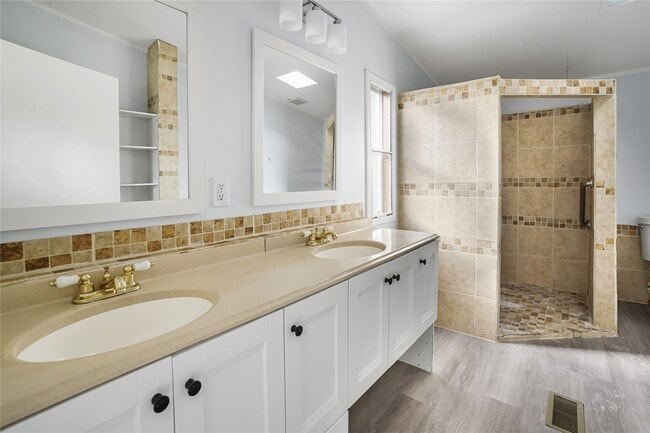 Building Photo - 16461 Hill Country Dr