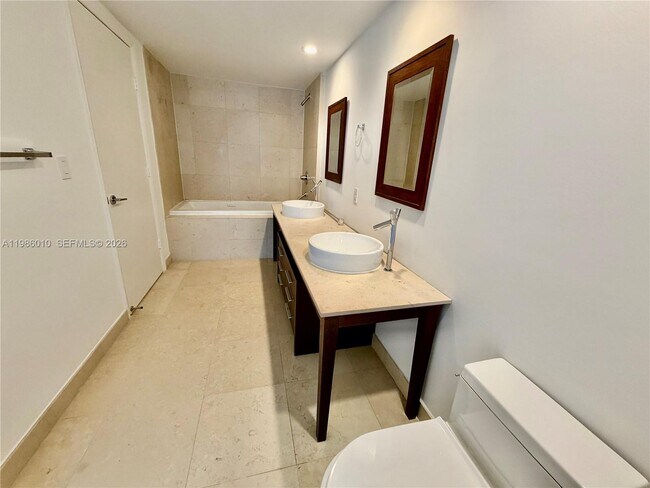 Building Photo - 475 Brickell Ave
