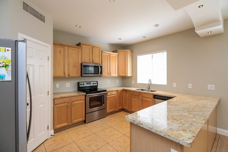 Building Photo - 2027 S 87th Pl