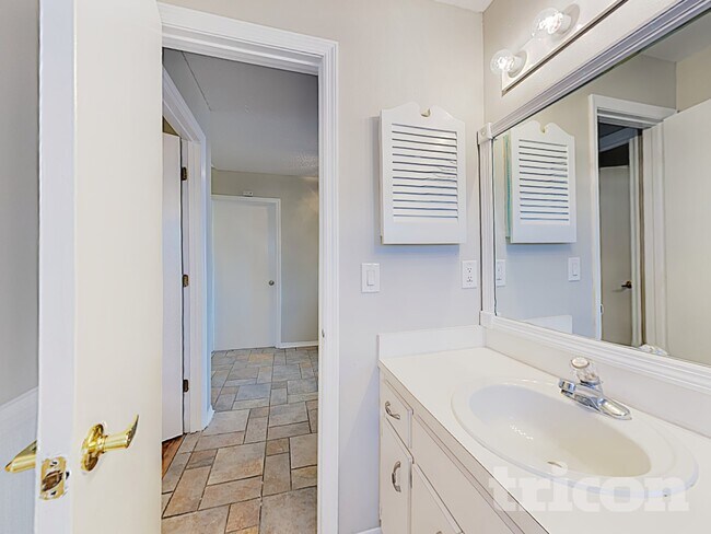 Building Photo - 3910 Creek Woods Dr