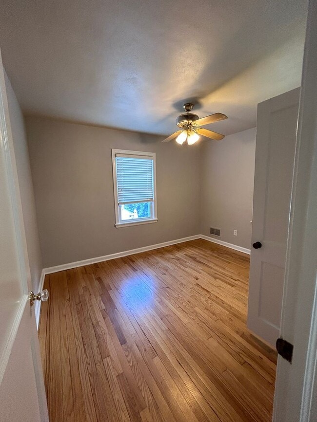 Building Photo - Adorable 2 BR home - Convenient to all thi...