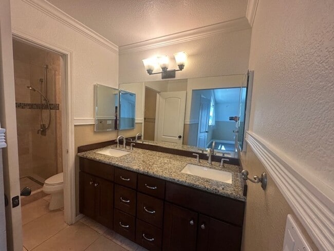Building Photo - 3 Bed/2 Bath- Beautifully Updated Townhome...