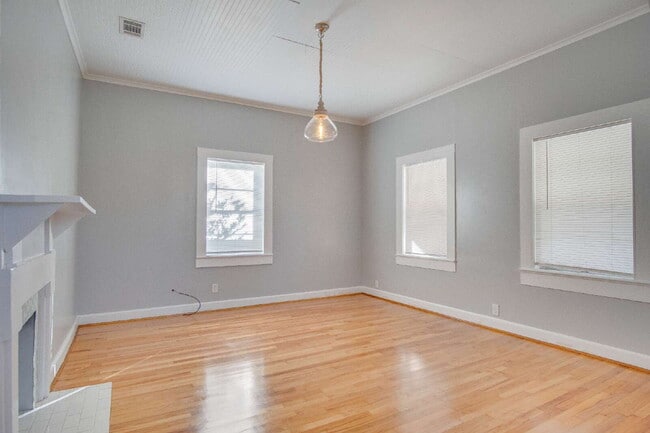 Building Photo - Charming 2-Bedroom Cottage Near Downtown P...