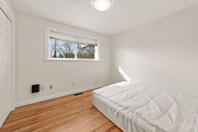 Building Photo - Beautiful 3 bed/2.5 bath Split Level Home – Close to Boeing & The Landing