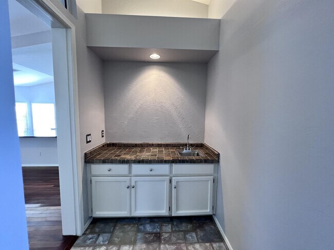 Building Photo - 6933 W Sack Dr