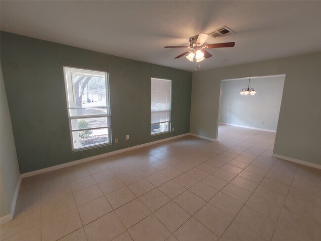 Building Photo - 633 Mosswood Dr