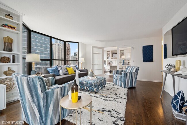 Building Photo - 901 S Plymouth Ct