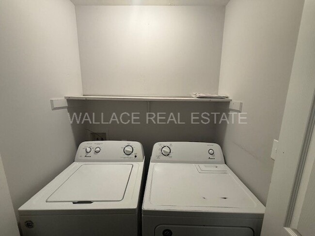 Building Photo - SOUTH KNOX CHARMER ...  2 BEDROOM AND 1 BATH