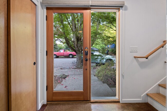 Building Photo - 504 NE Brazee St