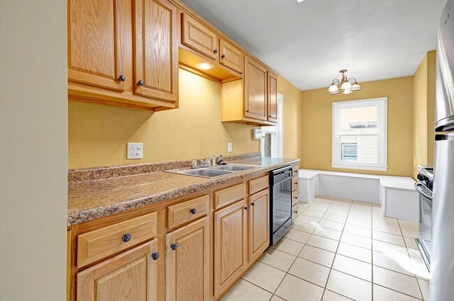 Building Photo - 3BR Cottage with Large Backyard, Garage and a Basement!