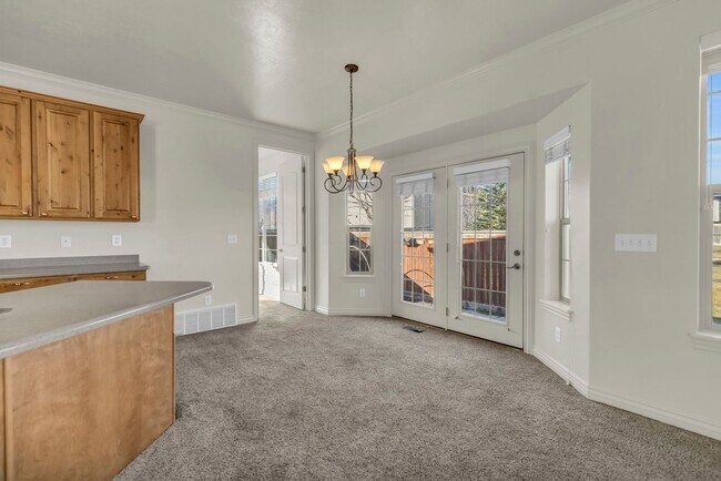 Building Photo - Charming Midway Home - Available Now!