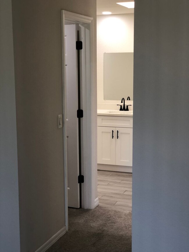 Building Photo - Spacious & Stylish 4-Bedroom Home – Prime ...