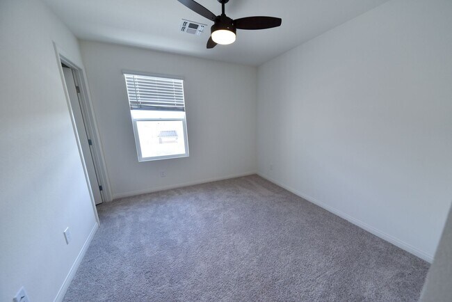 Building Photo - 5 Bed 3 1/2 Bath,  Beautiful home in gated community!