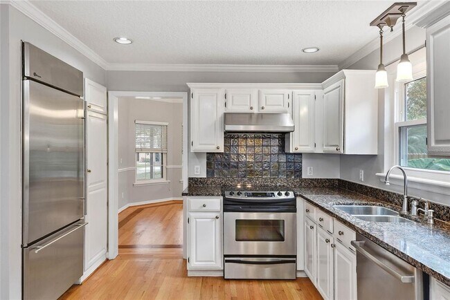 Building Photo - 1580 Oakhurst Ave