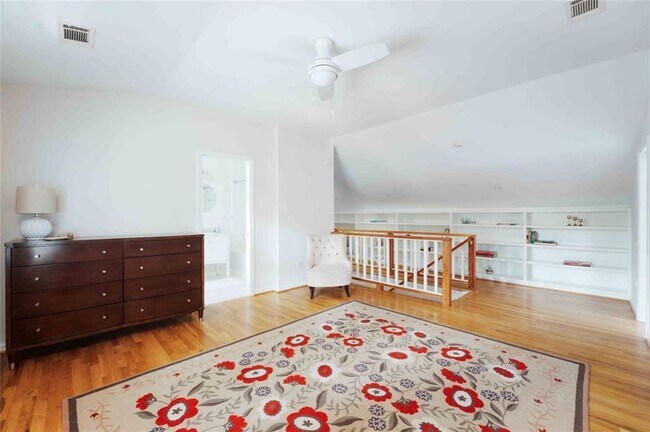 Building Photo - 102 Mockingbird Ln