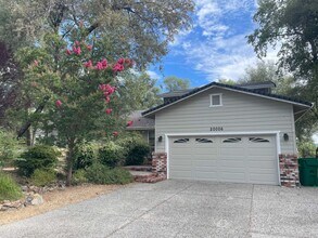 Building Photo - Lake view 3 bedroom, 3 bath plus office in...