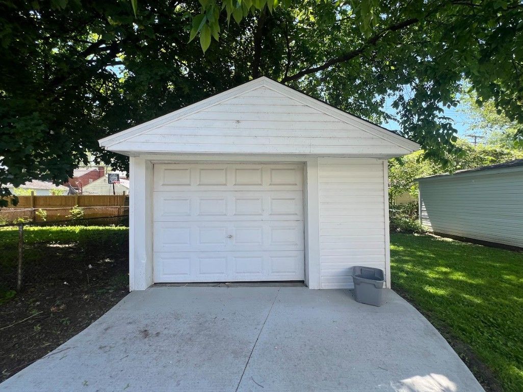 Building Photo - 22148 Moross Rd