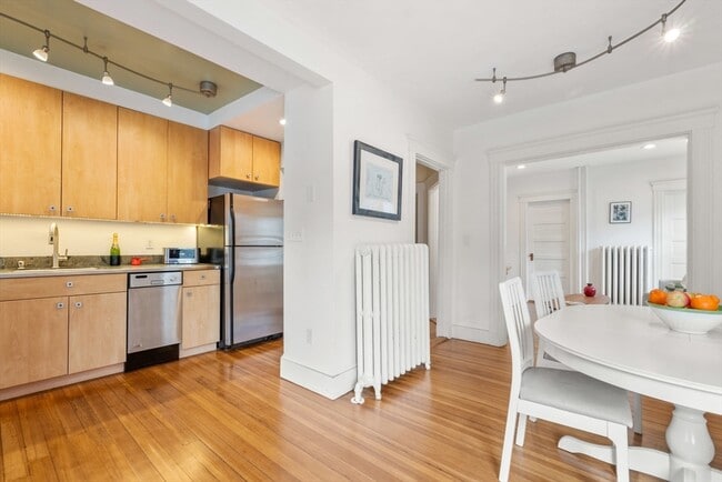Building Photo - 10 Bowdoin St