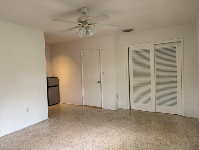 Building Photo - 1121 NE 16th Terrace