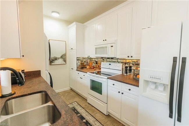 Building Photo - 2000 Picardy Ct