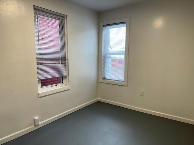 Building Photo - ACCEPTING SECTION 8 - Spacious 3 Bedroom 2 Bathroom Home in Columbia!