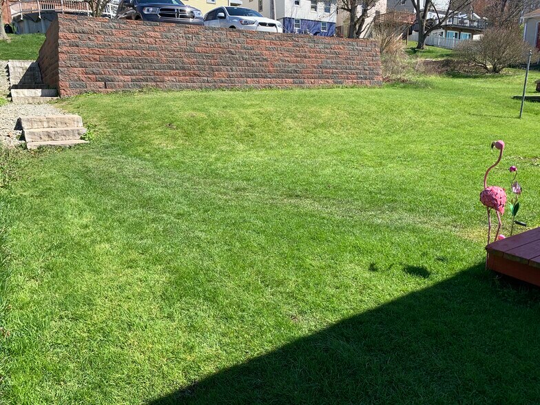 Back yard. - 933 Highland Ave