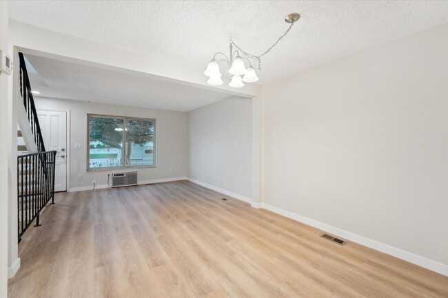 Building Photo - Adorable and Spacious Golden Townhome