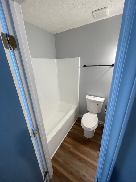 Building Photo - 630 Varsity Dr