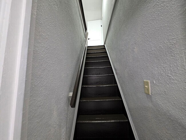 Building Photo - Newly Updated 3 bedroom 1 bathroom Apartment for Rent!