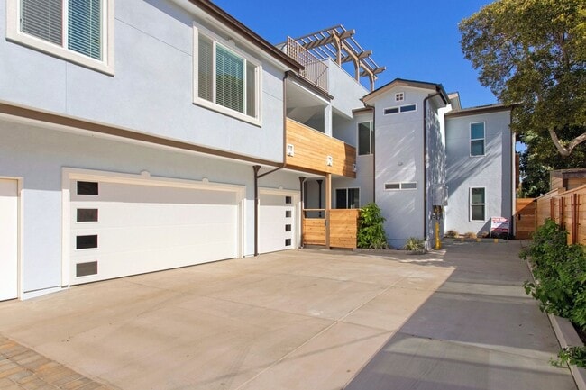 Building Photo - Modern Condo West of PCH!