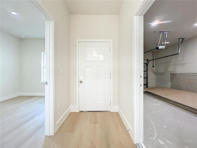 Building Photo - 356 W 4th St