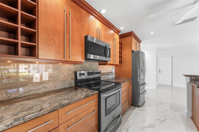 Building Photo - 2443 NE 26th St