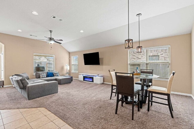 Building Photo - Beautiful 4-Bedroom Home with Solar Panels – Electric Included!