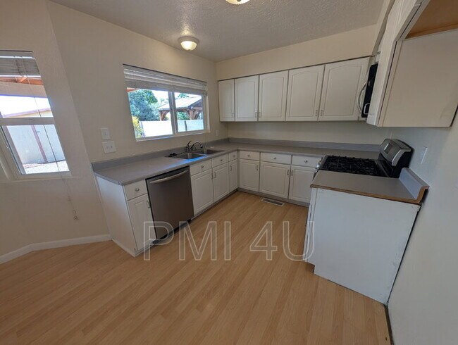 Building Photo - 4225 Penelope Pl NE
