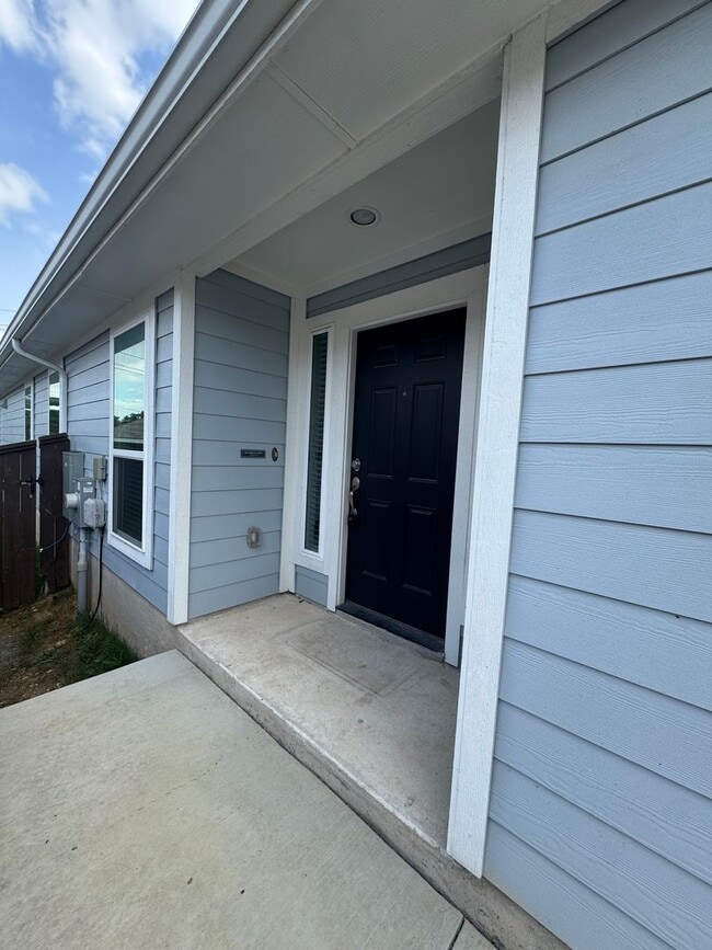 Building Photo - 2 BR/2BA | Single Family Home | 1-Car Garage Parking | Fenced backyard  In Austin!