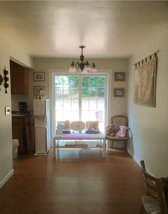 Building Photo - Bellevue Rambler with Great Location
