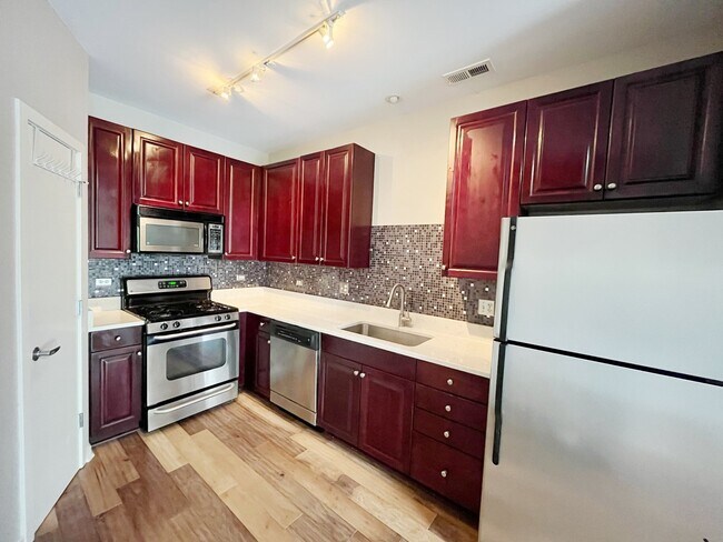 Building Photo - 1075 W Roosevelt Rd