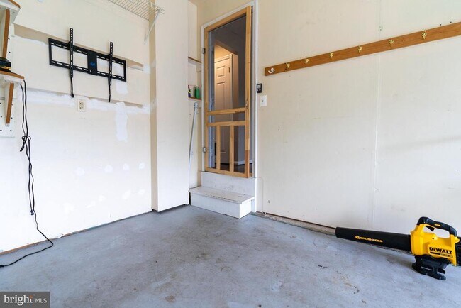 Building Photo - 200 Strawberry Ln