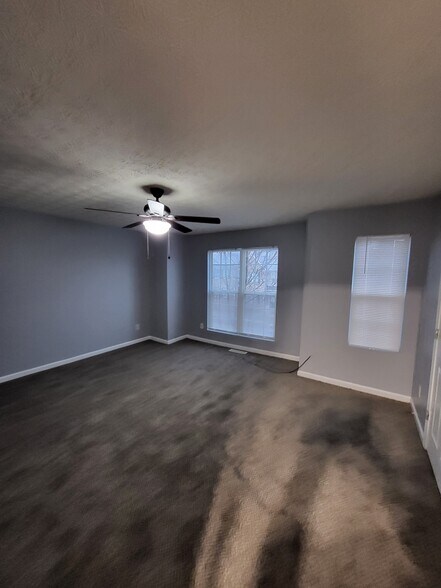 Master bedroom - 2758 Valley Green Dr
