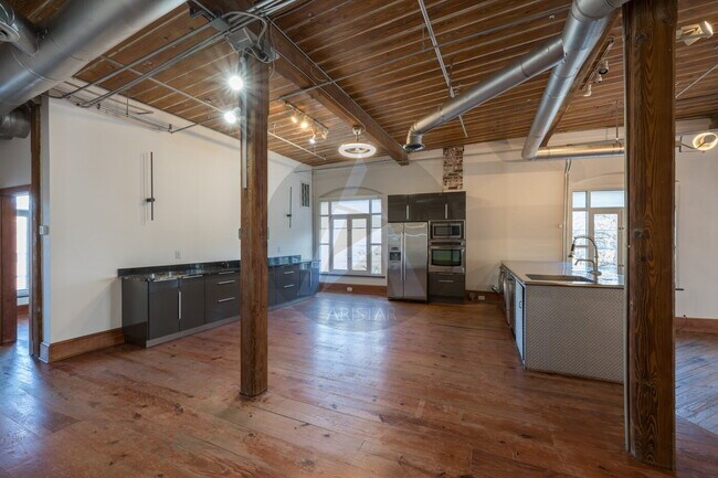 Building Photo - Luxury Penthouse Loft – 3,200 sq. ft. Down...