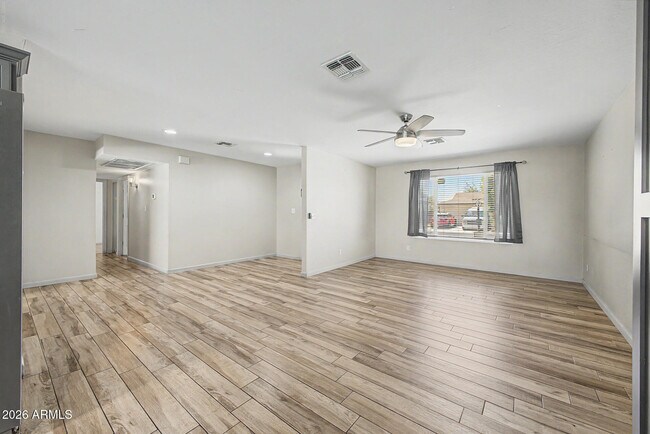Building Photo - 10217 N 37th Ave
