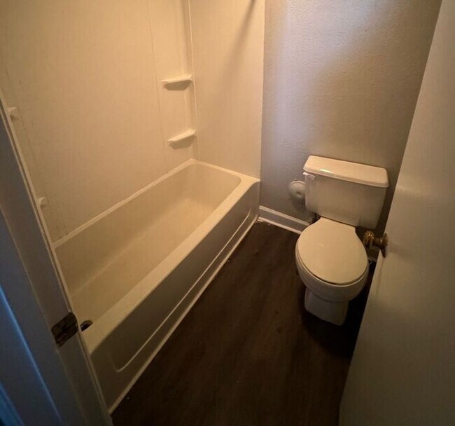 Building Photo - 2 bed 2 bath garden unit at Avery Close!