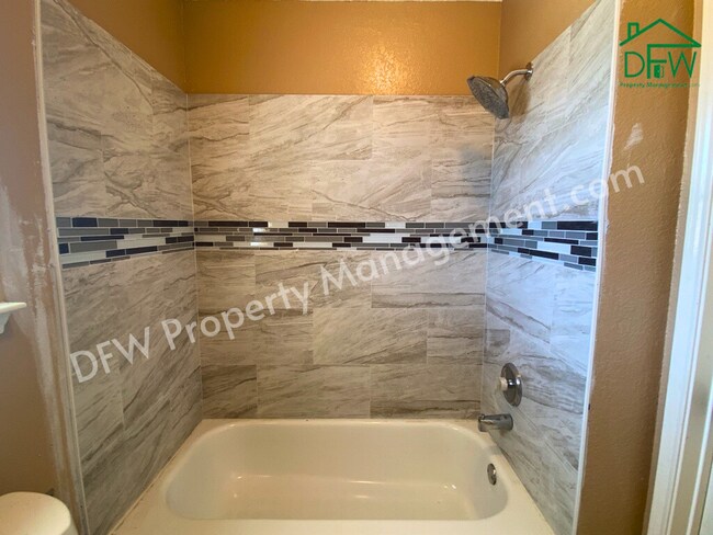 Building Photo - 2502 Chapel Hill Dr